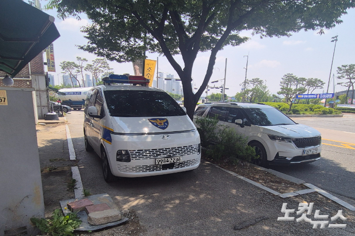 3일 오전. 갓길 주차라도 한 시민들과 다르게 버젓이 인도에 주차한 전북경찰청 소속 경찰들. 송승민 기자