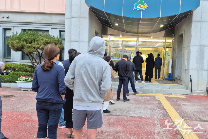 제21대 대통령선거 본투표일인 3일 오전, 전북 전주시 완산구 서곡중학교에 마련된 투표소에서 유권자들이 권리를 행사하기 위해 기다리고 있다. 심동훈 기자