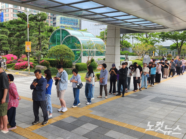 제21대 대통령선거 본투표가 치러지는 3일 오후, 부산진구청에 마련된 투표소 건물 바깥까지 대기줄이 길게 늘어서 있다. 정혜린 기자