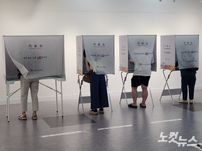 제21대 대통령선거 본투표가 치러지는 3일 오후, 부산진구청에 마련된 투표소에서 유권자들이 한 표를 행사하고 있다. 정혜린 기자