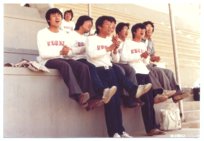 1982년 5월 중앙대학교 교내 체육대회에서 이 대통령이 친구들과 함께 응원하고 있다. 왼쪽에서 세 번째 인물이 이 대통령. 이 대통령의 중앙대 법대 동창 정훈 씨 제공