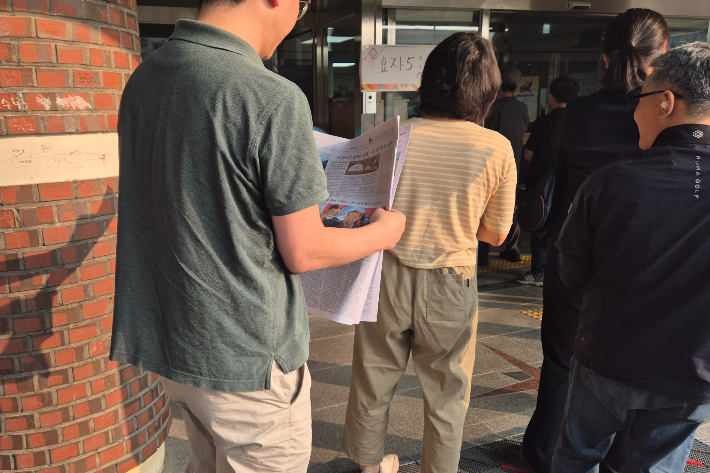 제21대 대통령선거 투표일인 3일 오전, 전북 전주시 완산구 서곡초등학교에 마련된 투표소에서 유권자들이 권리를 행사하기 위해 기다리고 있다. 심동훈 기자