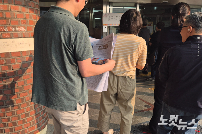 제21대 대통령선거 투표일인 3일 오전, 전북 전주시 완산구 서곡초등학교에 마련된 투표소에서 유권자들이 권리를 행사하기 위해 기다리고 있다. 심동훈 기자