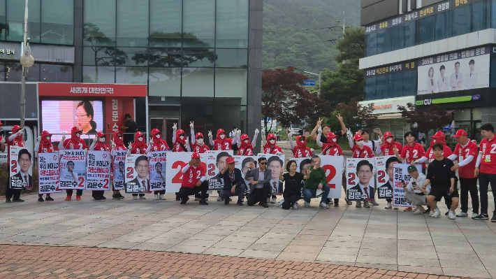 이세은 의원 등이 순천 조례 호수공원에서 김문수 후보 선거운동을 하고 있다. 이세은 의원 제공