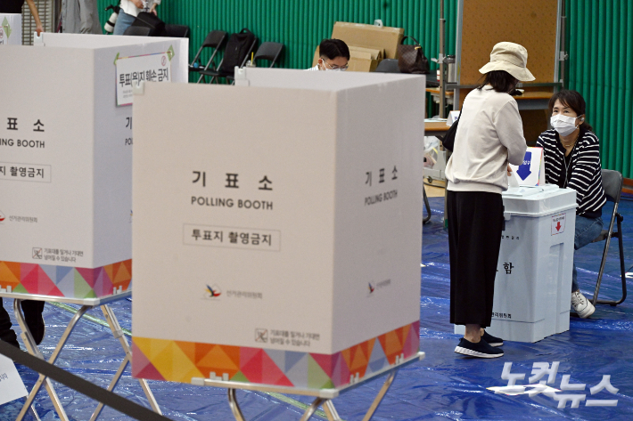 물의 빚은 강원 투표소…도장 없는 투표용지·중복투표 시도 잇따라