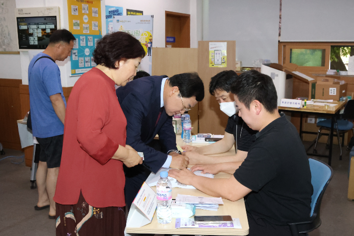 주낙영 경주시장과 김은미 여사가 용강동 행정복지센터에 마련된 투표소에서 본인 확인을 하고 있다. 경주시 제공