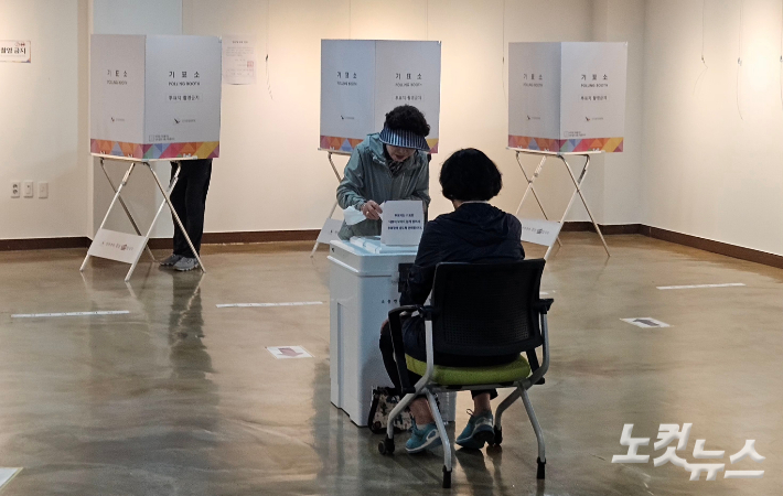 제21대 대통령선거 투표일인 3일 부산 수영구 생활문화센터에 마련된 광안2동 제2투표소에서 유권자들이 소중한 한 표를 행사하고 있다. 김혜민 기자 