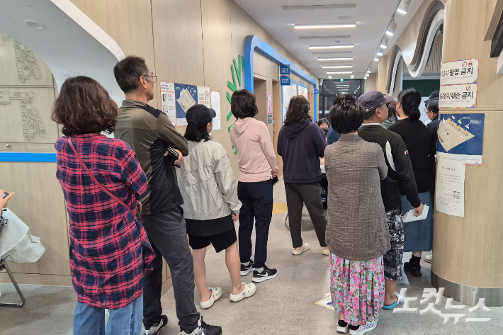제21대 대통령선거 본투표일인 3일 오전, 전북 전주시 완산구 서곡중학교에 마련된 투표소에서 유권자들이 권리를 행사하기 위해 기다리고 있다. 심동훈 기자