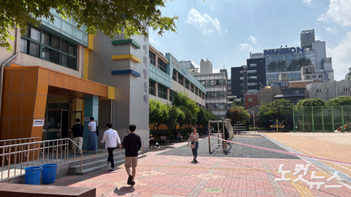 3일 오후 2시 30분쯤 서울 중구 신당동 제2투표소가 마련된 광희초등학교로 유권자들이 투표를 위해 들어가고 있다. 김수정 기자 