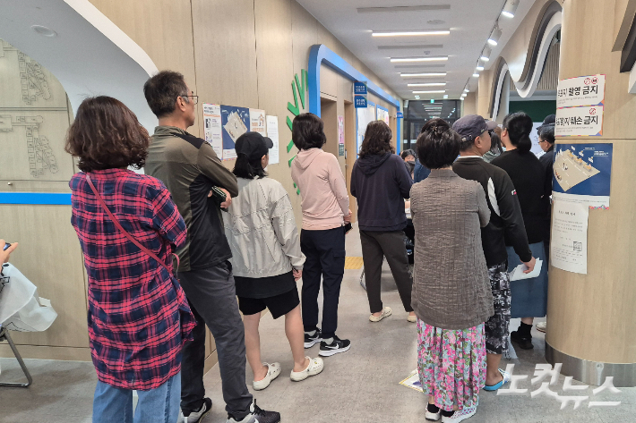 "부정선거 의심돼"…경찰, 투표소 무단침입한 20대 체포