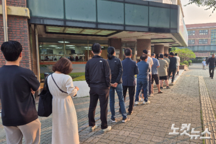 제21대 대통령 선거일인 3일 오전, 전북 전주시 완산구 서곡초등학교에 마련된 투표소에서 유권자들이 권리를 행사하기 위해 기다리고 있다. 심동훈 기자