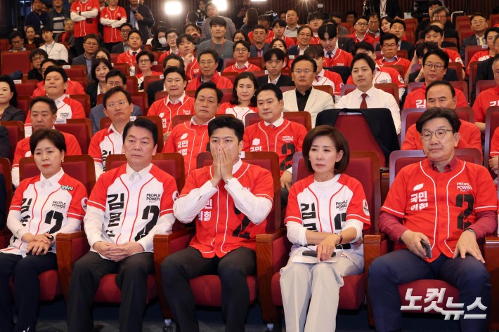 침통한 표정의 국민의힘 개표상황실