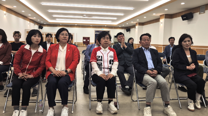 제21대 대통령 선거 투표가 종료되고 출구조사 결과가 발표된 3일 오후 8시 조배숙 국민의힘 전북도당위원장을 비롯한 관계자들은 이재명 후보가 51.7%로 예측된다는 결과에 소리 없이 화면을 지켜봤다. 심동훈 기자