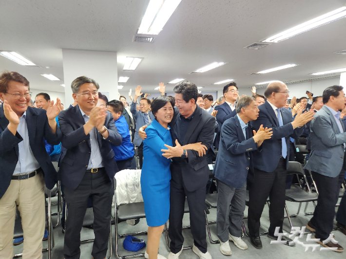 제21대 대선 투표 종료 직후인 3일 오후 8시 방송 3사(KBS·MBC·SBS) 출구조사 결과 더불어민주당 이재명 후보가 51.7%로 예측 1위로 나오자 더불어민주당 부산선거대책위원회 관계자들이 환호하고 있다. 정혜린 기자