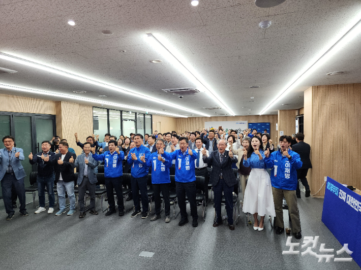 3일 더불어민주당 전북도당 당사. 출구조사 결과 이재명 후보가 큰 차이로 앞서자 일제히 환호하고 있다. 김대한 기자