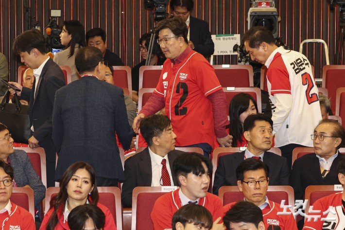 개표상황실 뜨는 권성동-김기현