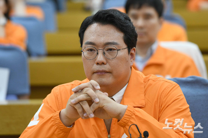 개혁신당 천하람 상임선대위원장이 3일 서울 여의도 국회 의원회관에 마련된 제21대 대통령선거 개표상황실에서 출구조사 결과를 기다리고 있다. 방송3사의 출구조사는 이재명 51.7%, 김문수 39.3%, 이준석 7.7%로 예측됐다. 박종민 기자