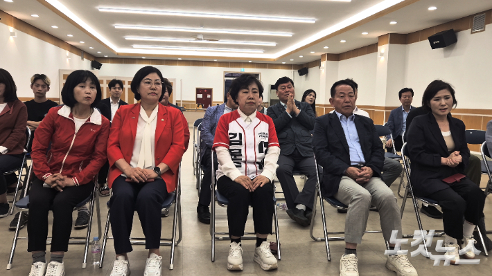 제21대 대통령 선거 투표가 종료되고 출구조사 결과가 발표된 3일 오후 8시 조배숙 국민의힘 전북도당위원장을 비롯한 관계자들은 이재명 후보가 51.7%로 예측된다는 결과에 소리 없이 화면을 지켜봤다. 심동훈 기자