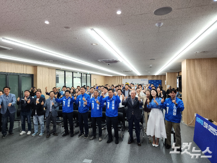 3일 더불어민주당 전북도당 당사. 출구조사 결과 이재명 후보가 큰 차이로 앞서자 일제히 환호하고 있다. 김대한 기자