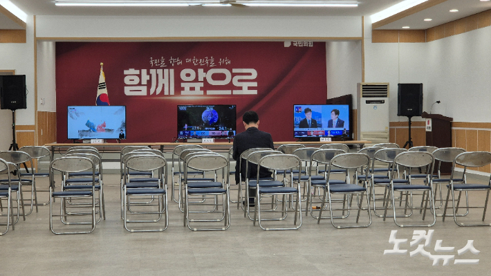 출구조사 결과 공개 후 자리를 떠난 국민의힘 전북도당 관계자들. 심동훈 기자