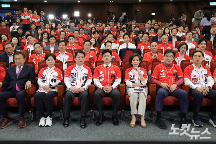 출구조사 39.3%에 국힘 '침묵'…격차에 깊은 한숨[영상]