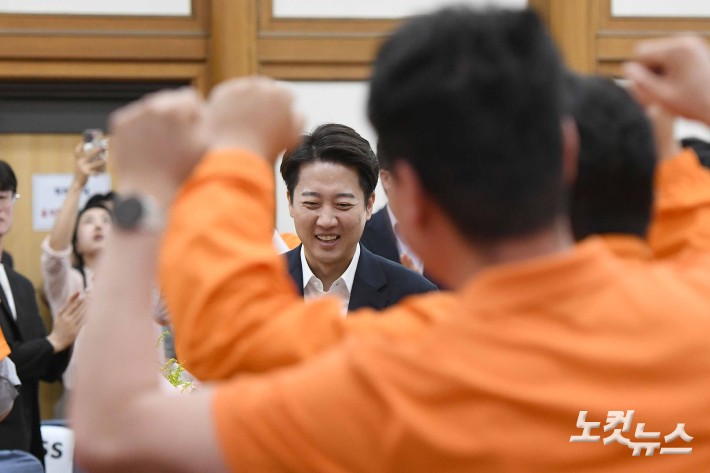 개혁신당 이준석 제21대 대통령선거 후보가 3일 서울 여의도 국회 의원회관에 마련된 개표상황실에 도착해 당원들의 격려를 받고 있다. 방송3사 출구조사는 이재명 51.7%, 김문수 39.3%, 이준석 7.7%로 예측됐다.