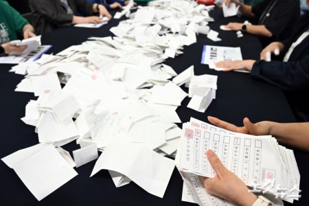 제21대 대통령 선거 투표가 종료된 3일 서울 영등포구 영등포다목적배드민턴체육관에 마련된 개표소에서 선거사무원들이 개표작업을 하고 있다.