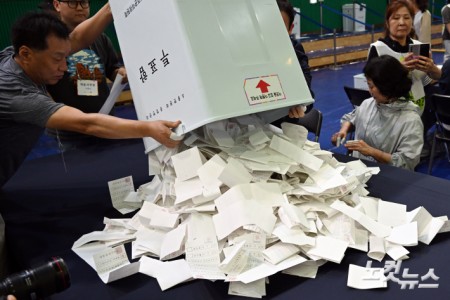 제21대 대통령 선거 투표가 종료된 3일 서울 영등포구 영등포다목적배드민턴체육관에 마련된 개표소에서 선거사무원들이 개표작업을 하고 있다.