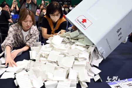 제21대 대통령 선거 투표가 종료된 3일 서울 영등포구 영등포다목적배드민턴체육관에 마련된 개표소에서 선거사무원들이 개표작업을 하고 있다.