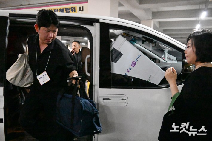 제21대 대통령 선거 투표가 종료된 3일 서울 영등포구 영등포다목적배드민턴체육관에 마련된 개표소로 투표함을 운송하는 차량들이 속속 도착하고 있다.