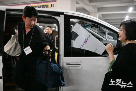 제21대 대통령 선거 투표가 종료된 3일 서울 영등포구 영등포다목적배드민턴체육관에 마련된 개표소로 투표함을 운송하는 차량들이 속속 도착하고 있다.