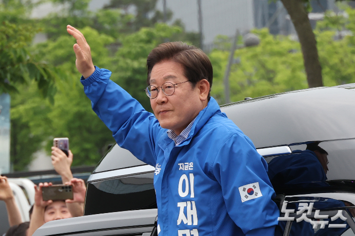 [속보]이재명, 자택 나와 여의도로 곧 출발