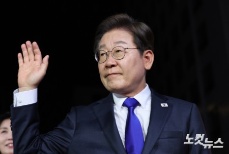 당사 찾은 '당선 확실' 이재명