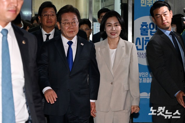 제21대 대통령 당선이 확실시되는 더불어민주당 이재명 대선 후보가 4일 선대위원장들에게 감사 인사를 하기 위해 서울 여의도 당사를 방문한 뒤 국민 개표방송 행사로 향하고 있다.