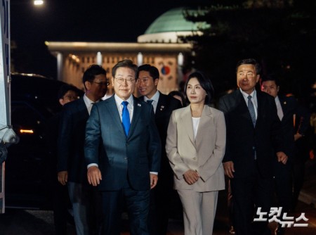 제21대 대통령 당선이 확실시되는 더불어민주당 이재명 대선 후보와 김혜경 여사가 4일 서울 여의도 국회 앞에 마련된 더불어민주당 국민 개표방송 행사로 향하고 있다.