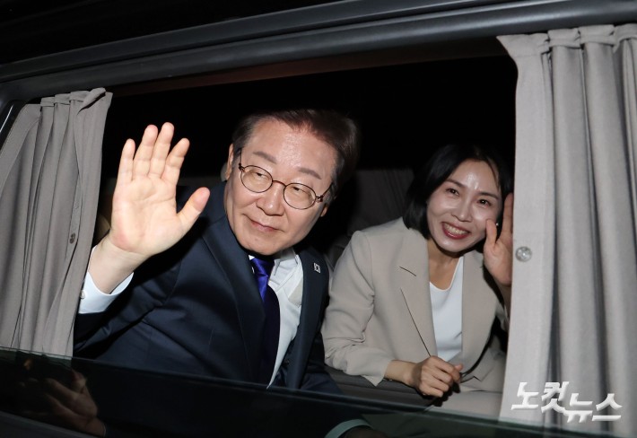 제21대 대통령 당선이 확실시되는 더불어민주당 이재명 대선 후보와 김혜경 여사가 4일 서울 여의도 국회 앞에 마련된 더불어민주당 국민 개표방송 행사를 마친 후 차량에 탑승해 인사하고 있다.