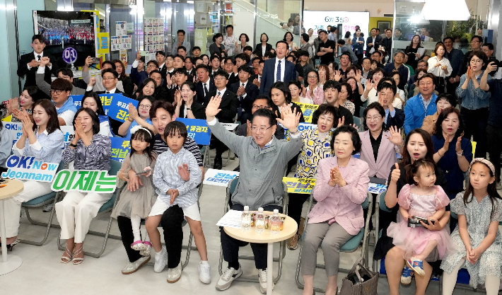 김영록 전남지사가 3일 전남도청 1층에서 도민과 유관기관장들과 함께 대표방송을 시청하고 있다. 출처=김영록 지사 페이스 북 