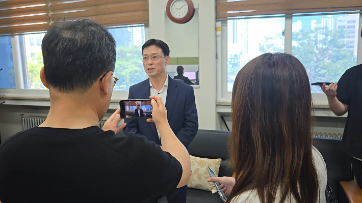 임성근 전 해병대 1사단장이 4일 대구지검 소환 조사 전 대구 법조기자들과 만나 진실 규명을 강조하고 있다.