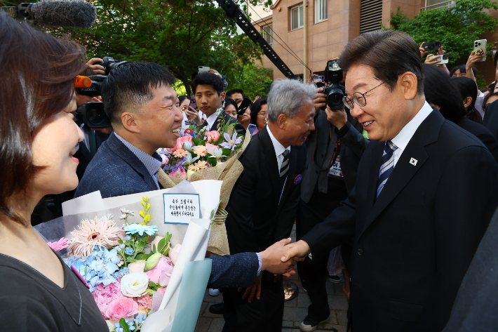 [속보]이재명 대통령, 주민들 환송 속에 사저 출발