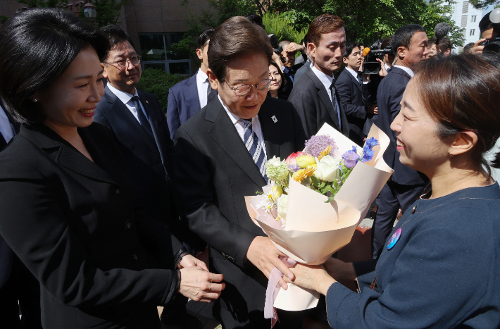[속보]이재명 대통령, 국립서울현충원 도착