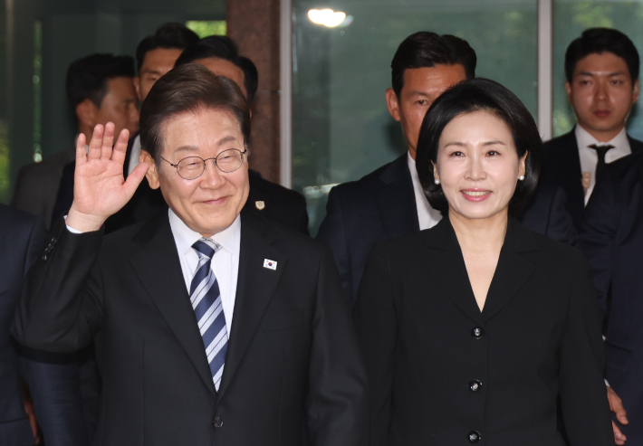 이재명 대통령과 김혜경 여사가 4일 인천 계양구 사저에서 나오며 주민, 지지자를 향해 인사하고 있다. 연합뉴스