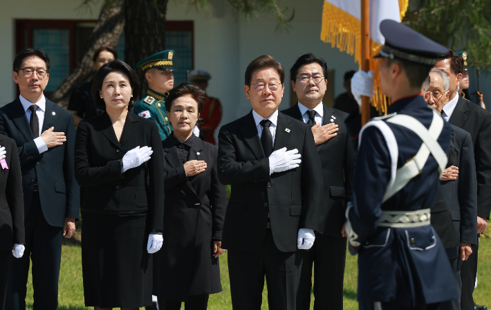 [속보]현충원 참배한 李대통령, 방명록에 "국민이 주인인 나라"