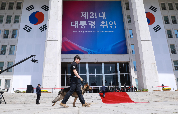 국회 본청에서 경찰특공대원 경계 근무. 연합뉴스