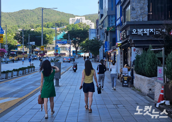 4일 부산 해운대구 구남로에서 시민들이 걸음을 옮기고 있다. 김혜민 기자 