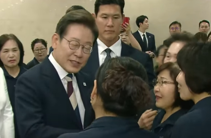 취임선서 직후 청소노동자 찾아간 '李대통령 보유국'