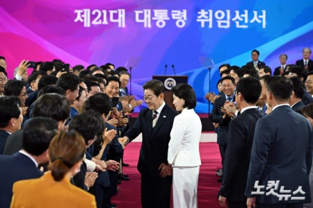 이재명 대통령이 4일 서울 여의도 국회 의사당 중앙홀(로텐더홀)에서 제21대 대통령 취임선서에 참석하며 의원들과 인사를 하고 있다.