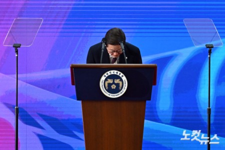 이재명 대통령이 4일 서울 여의도 국회 의사당 중앙홀(로텐더홀)에서 제21대 대통령 취임사를 마치고 인사를 하고 있다.