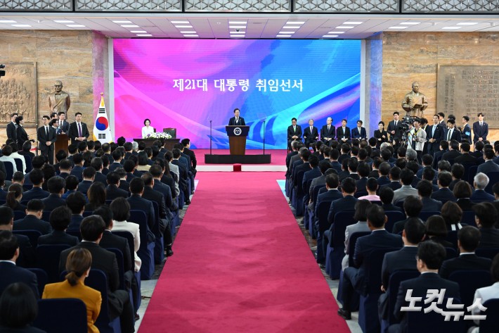 이재명 대통령이 4일 서울 여의도 국회 의사당 중앙홀(로텐더홀)에서 제21대 대통령 취임사를 하고 있다.