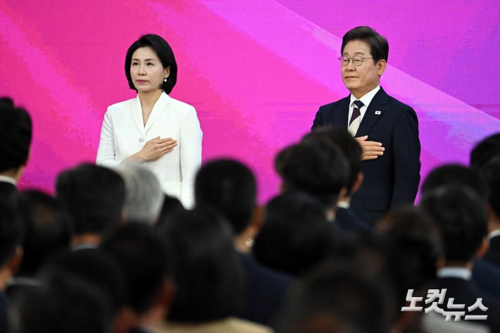 이재명 대통령과 김혜경 여사가 4일 서울 여의도 국회 의사당 중앙홀(로텐더홀)에서 제21대 대통령 취임식에서 국민의례를 하고 있다.