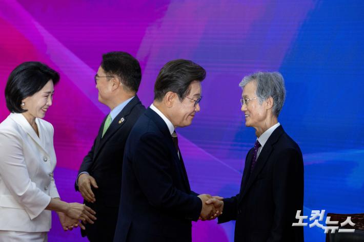 이재명 대통령이 6월4일 국회 본청 로텐더홀에서 열린 제21대 대통령 취임선서 행사에서 조희대 대법원장(오른쪽)과 인사를 나누고 있다.